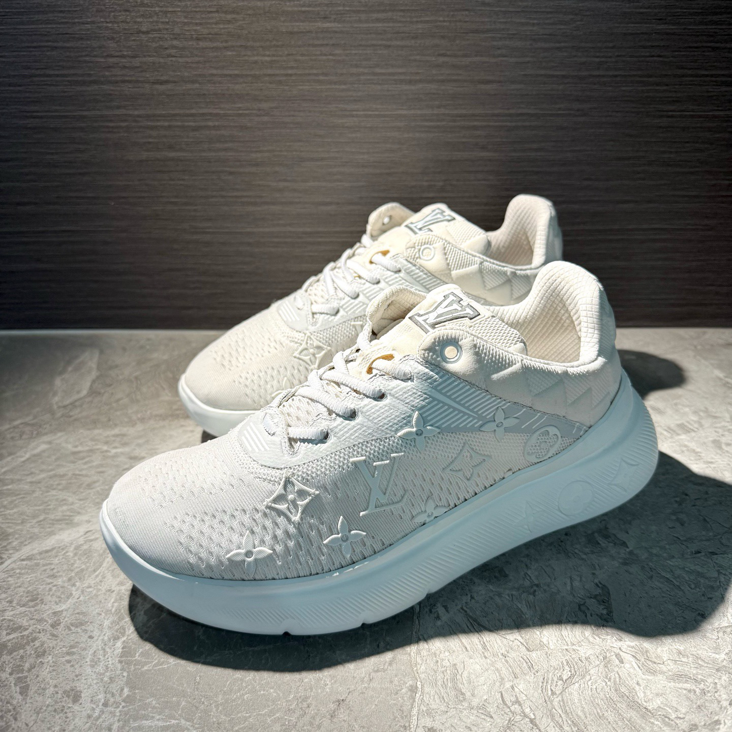 95新 LouisVuitton/路易威登 白色老花浮雕厚底休闲运动鞋 39.5码