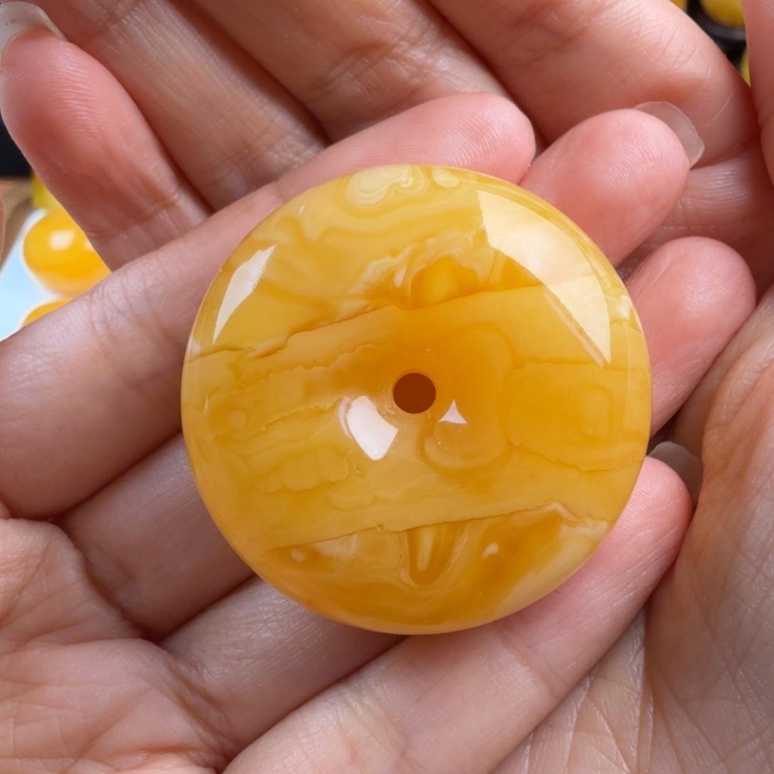 如***形琥珀未镶嵌颈饰纯天然琥珀蜜蜡无优化