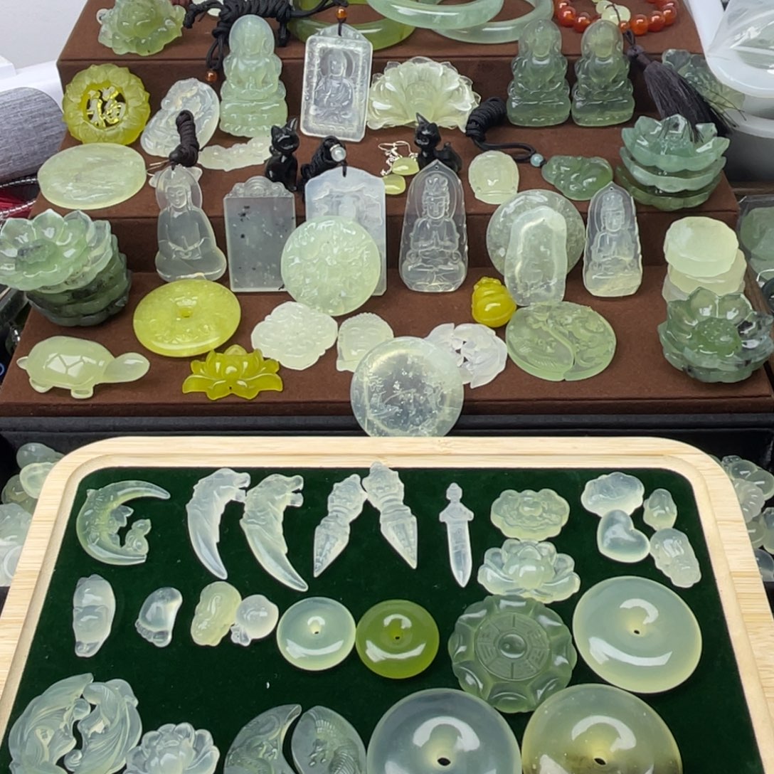 好***喵未镶嵌蛇纹石玉颈饰