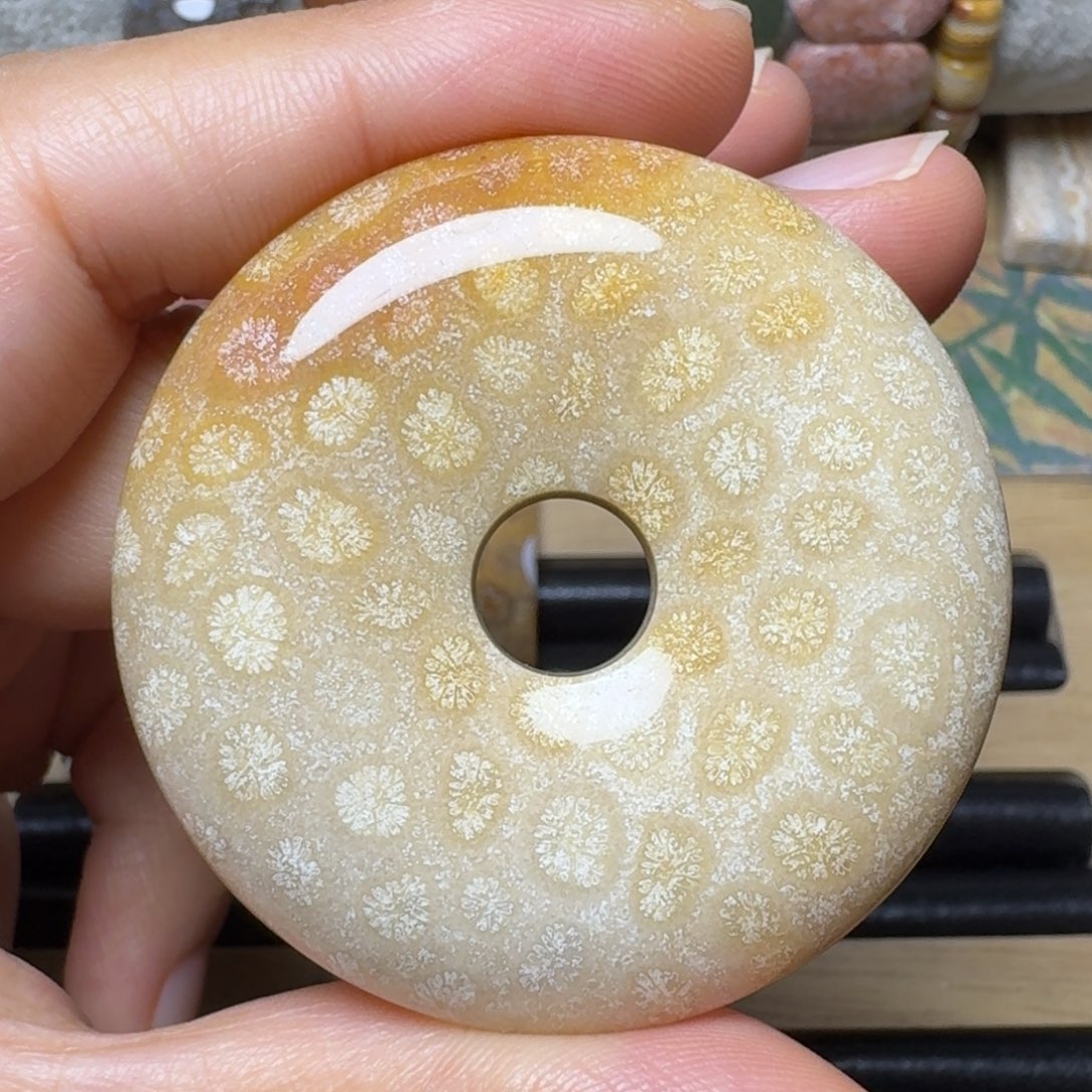 硅化玉飘点彩的沙沙料，好盘未镶嵌