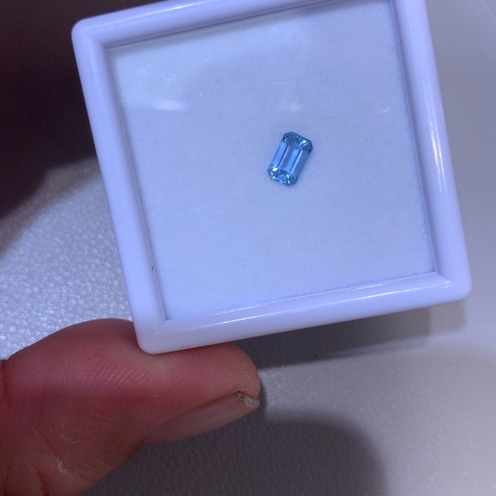 海蓝宝石笔搁未镶嵌裸石60分