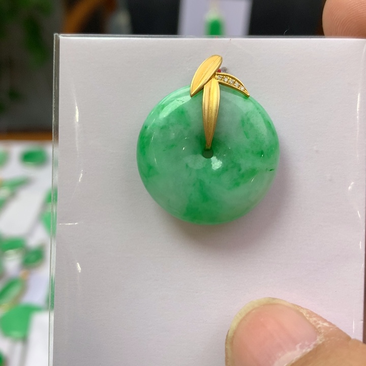 翡翠颈饰18K金镶嵌翡翠