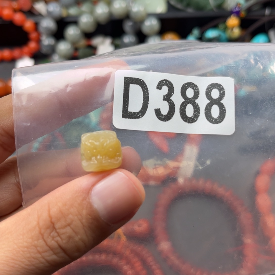 女***柒和田玉未镶嵌珠宝奇石