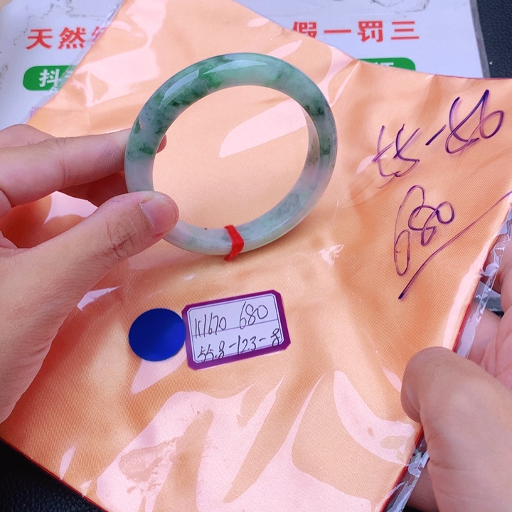 翡翠手镯未镶嵌翡翠