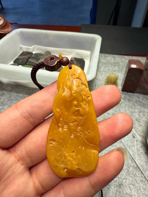 昌化田黄石，小挂件，外观非常漂亮，通透