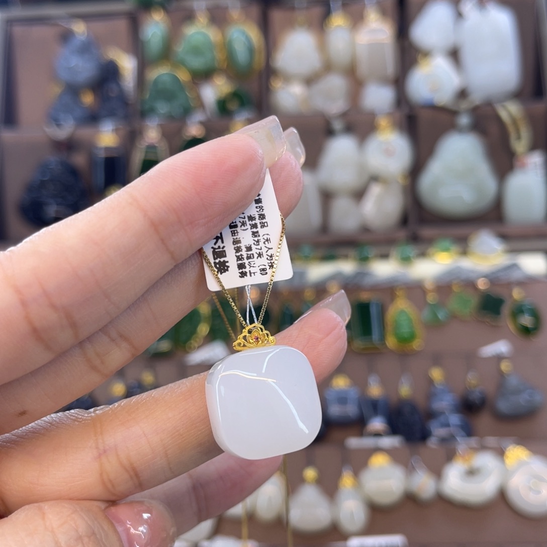 和田玉吊坠18K金镶嵌