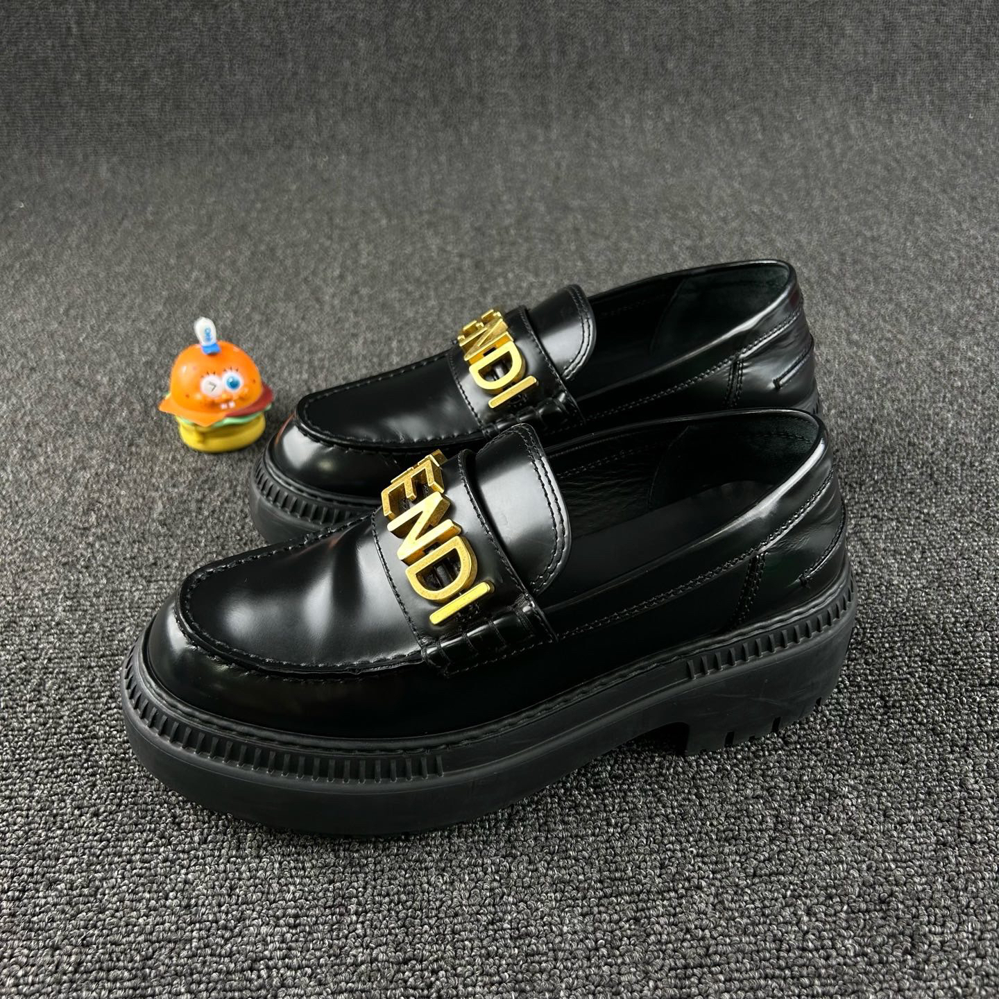 95新 FENDI/芬迪 黑色字母乐福鞋37码 HB4678