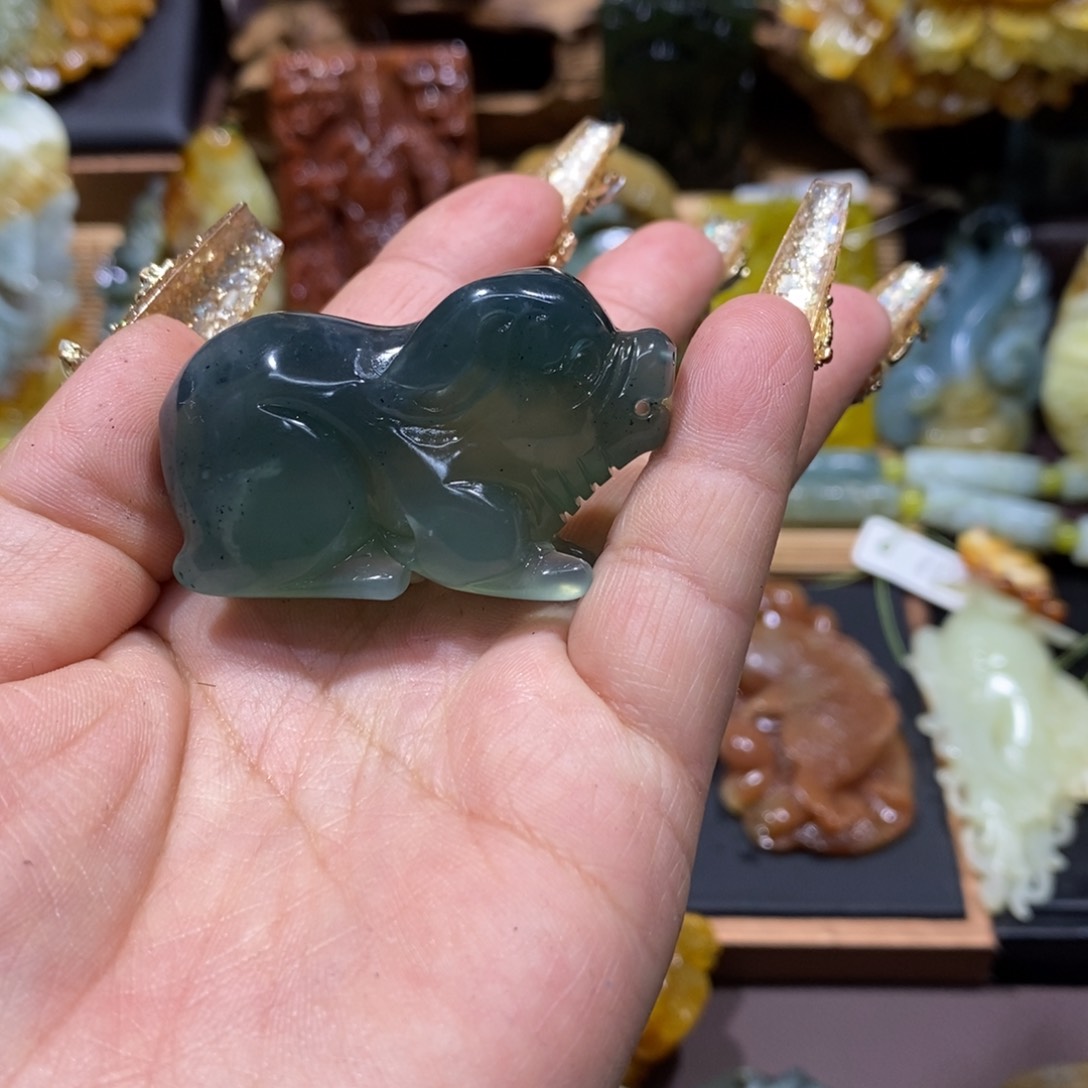 蛇纹石玉颈饰未镶嵌