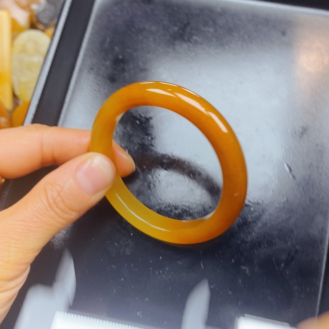 石英质玉（黄龙玉）未镶嵌颈饰