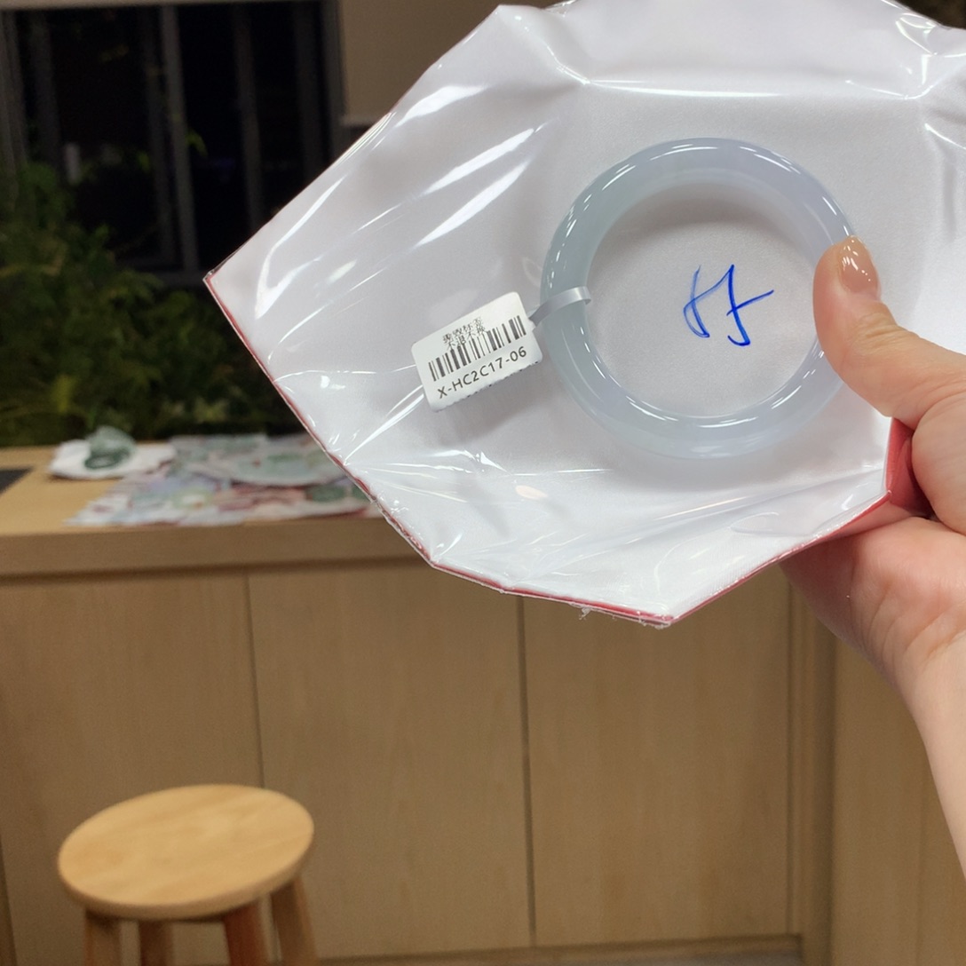 翡翠手镯未镶嵌不退不换