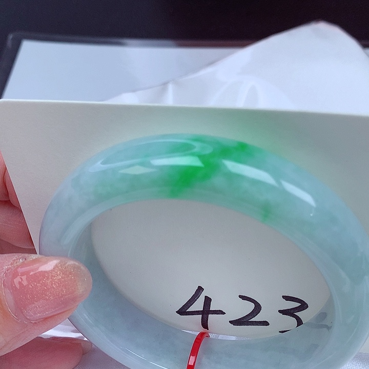 翡翠手镯未镶嵌翡翠