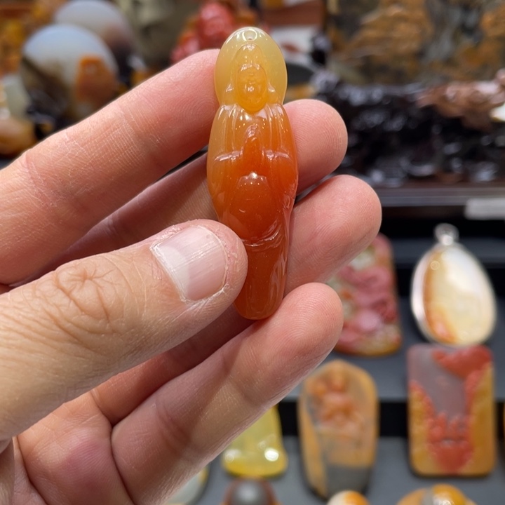 石英质玉（黄龙玉）未镶嵌颈饰水红脸站佛挂件