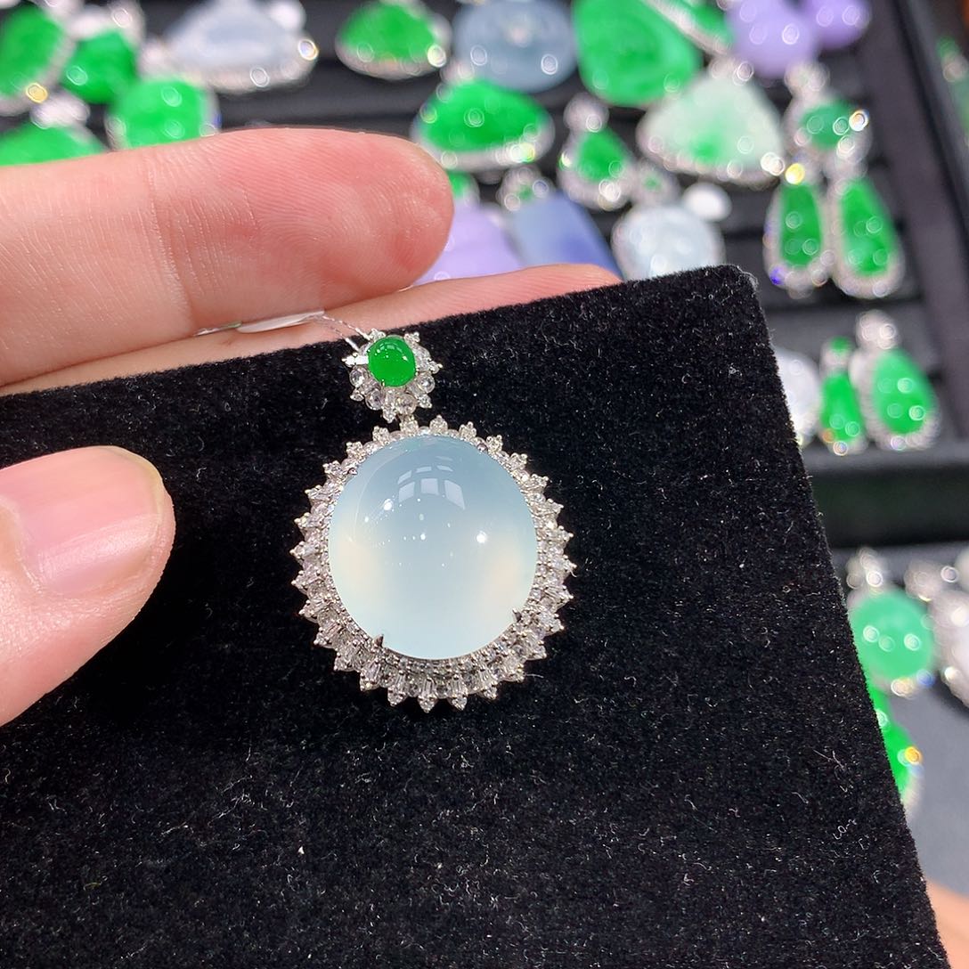 翡翠18K金镶嵌颈饰