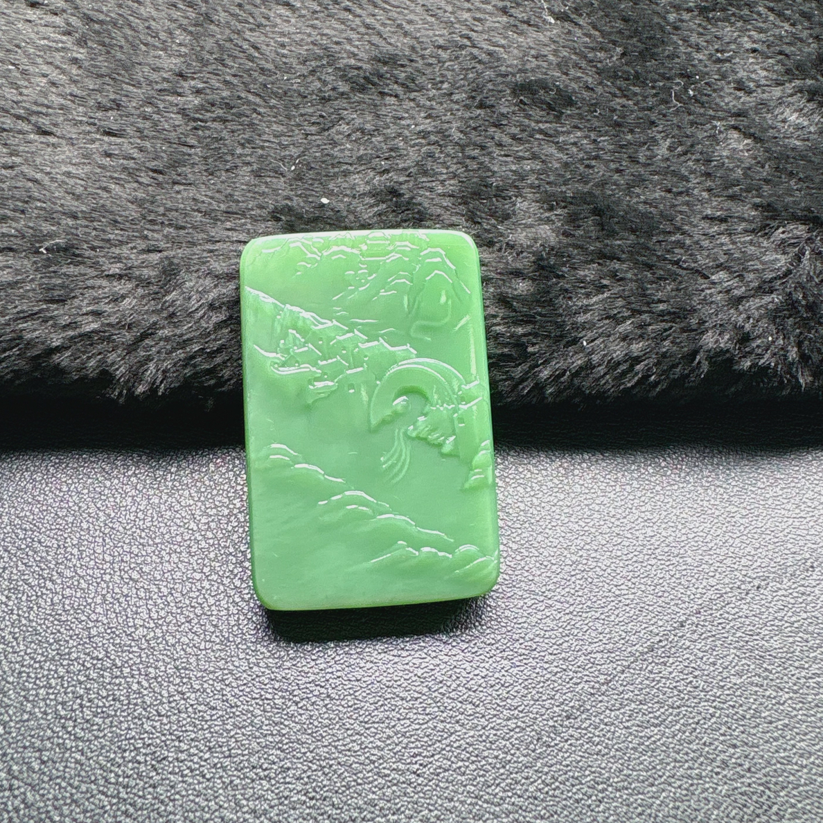 和田玉俄碧双色粉绿粉青山水牌子