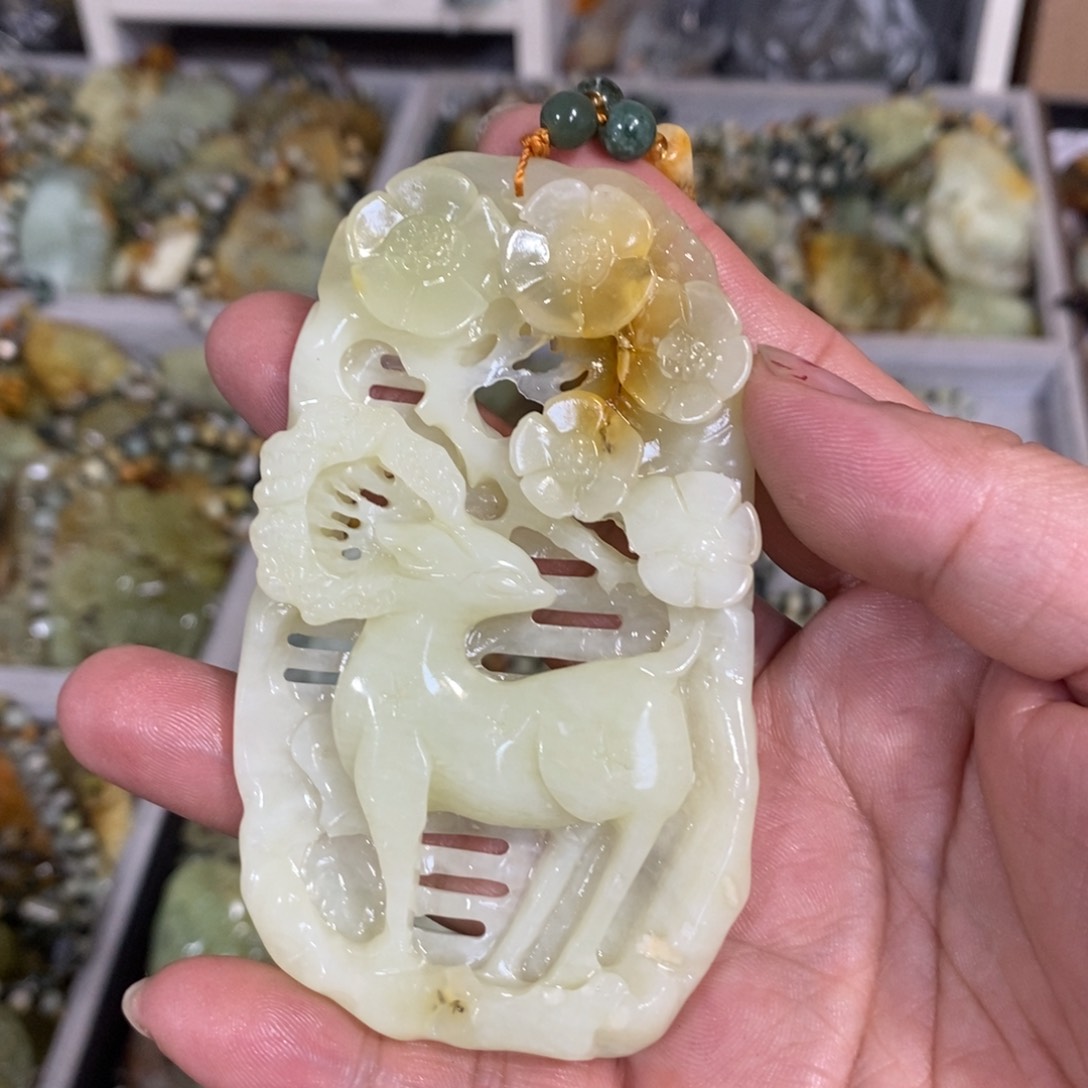 蛇纹石玉颈饰未镶嵌