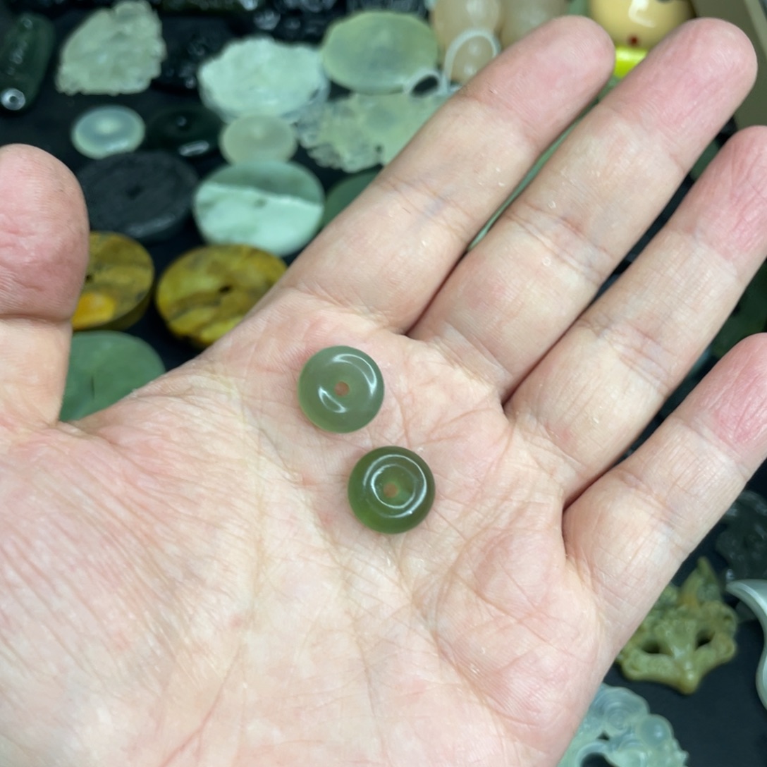 碧***天岫玉未镶嵌颈饰扣子