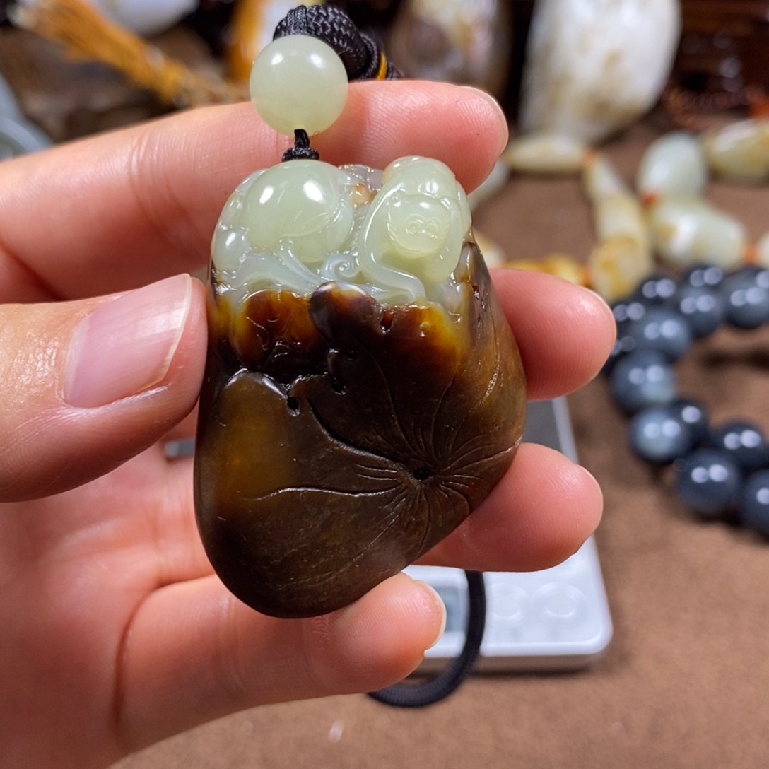 萨***斯和田玉未镶嵌挂件