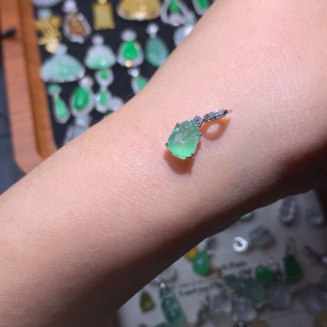 翡翠18K金镶嵌颈饰木纳甜绿不封底貔貅滴流