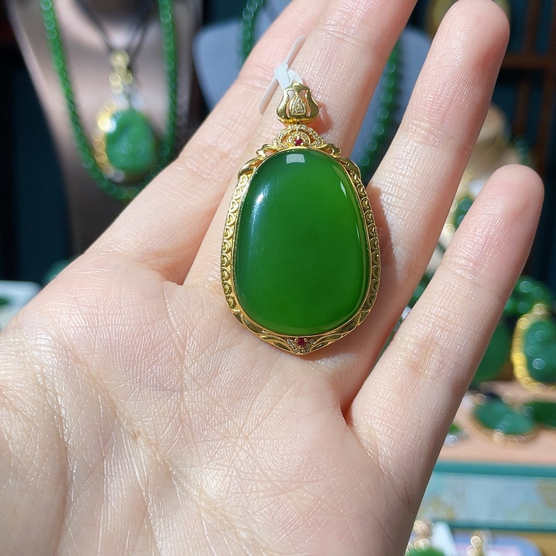 和田玉（碧玉）吊坠18K金镶嵌