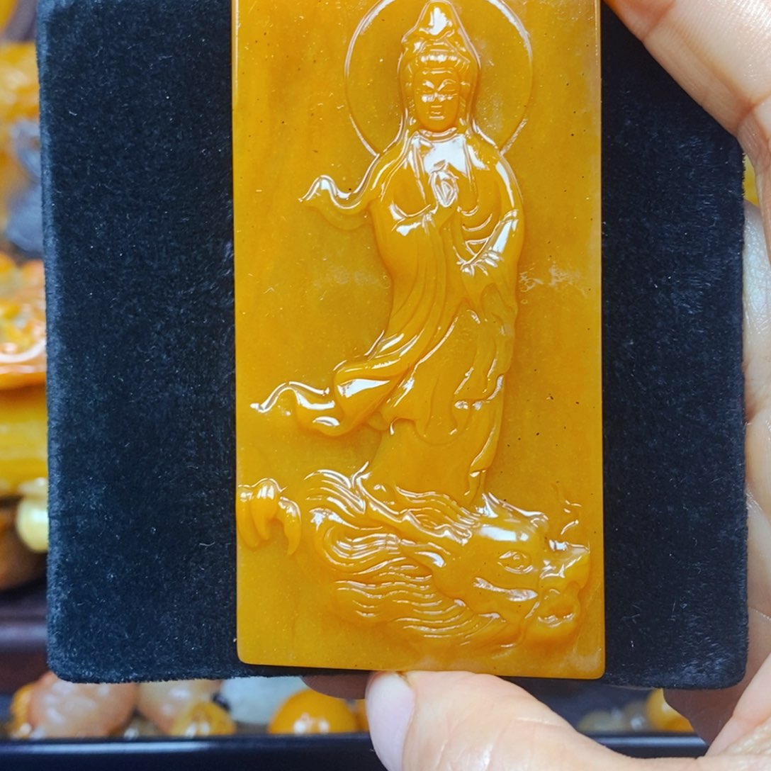 未镶嵌石英质玉（黄龙玉）颈饰