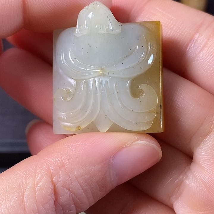 和田玉（糖玉）车挂未镶嵌山**逢