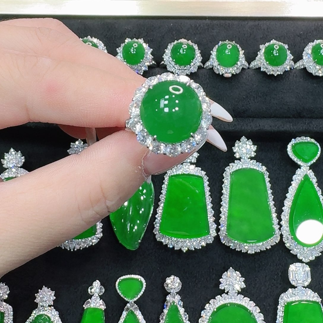 翡翠18K金镶嵌戒指蛋面