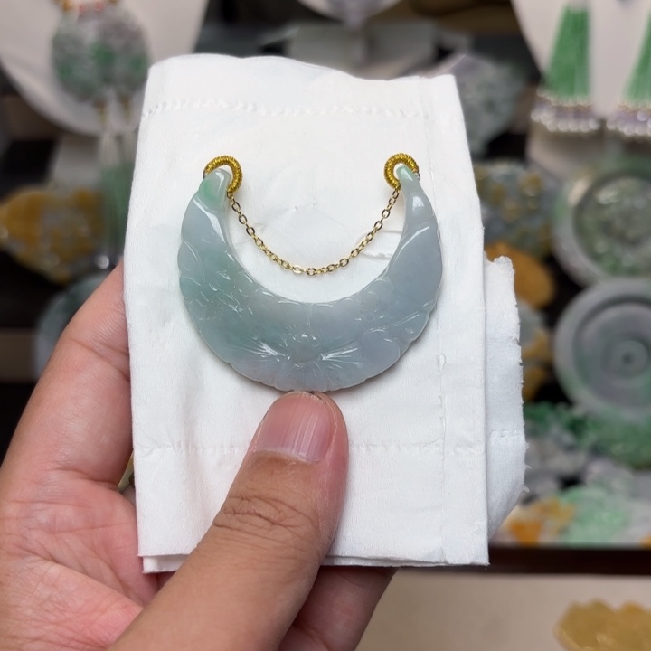 彩***姐翡翠未镶嵌颈饰吊坠