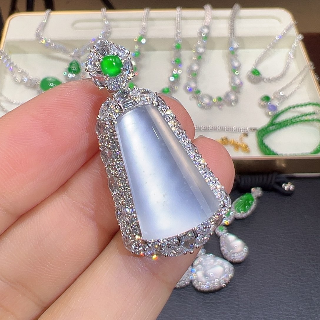 翡翠18K金镶嵌颈饰