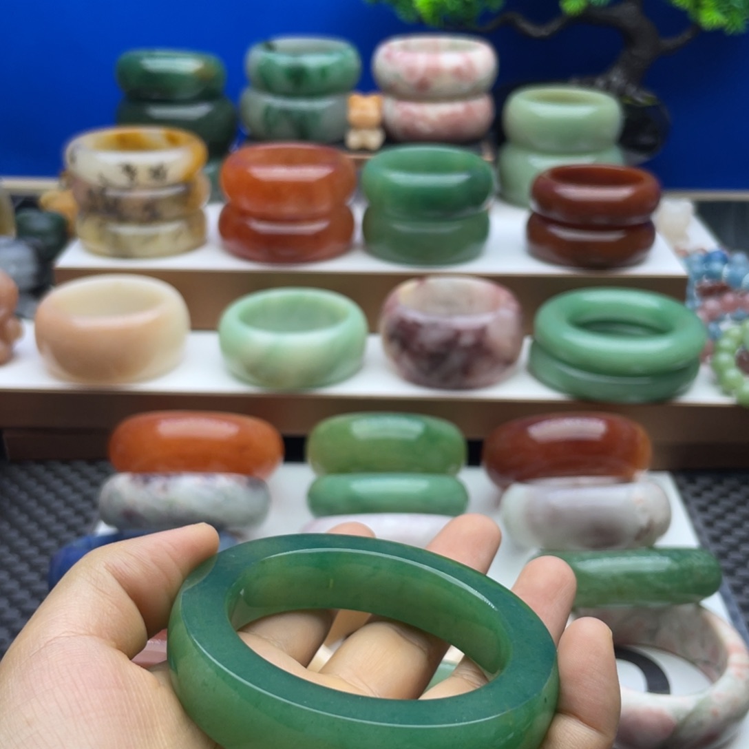 M***y石英质玉未镶嵌手镯