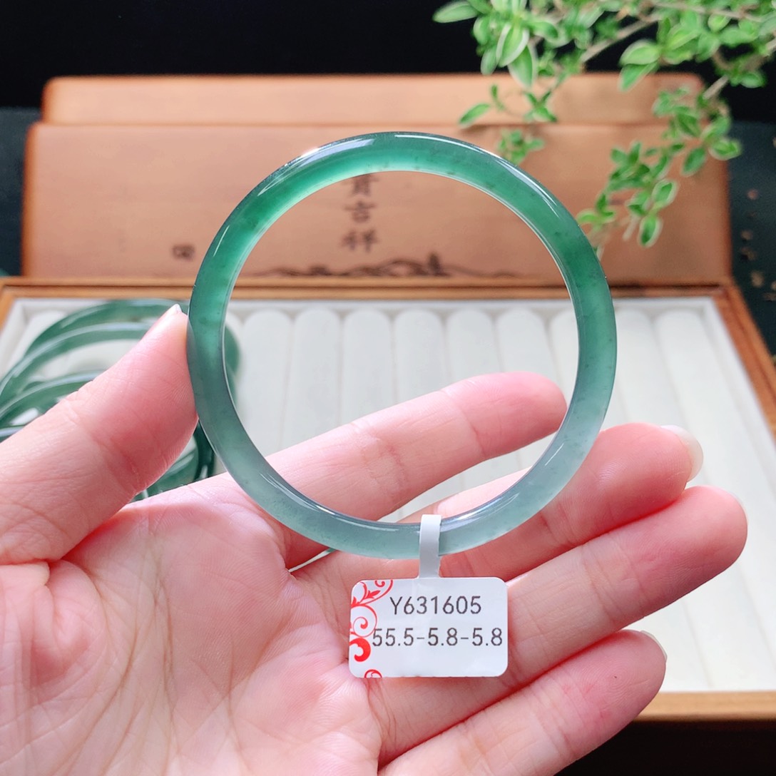 未镶嵌手镯（圆镯）翡翠