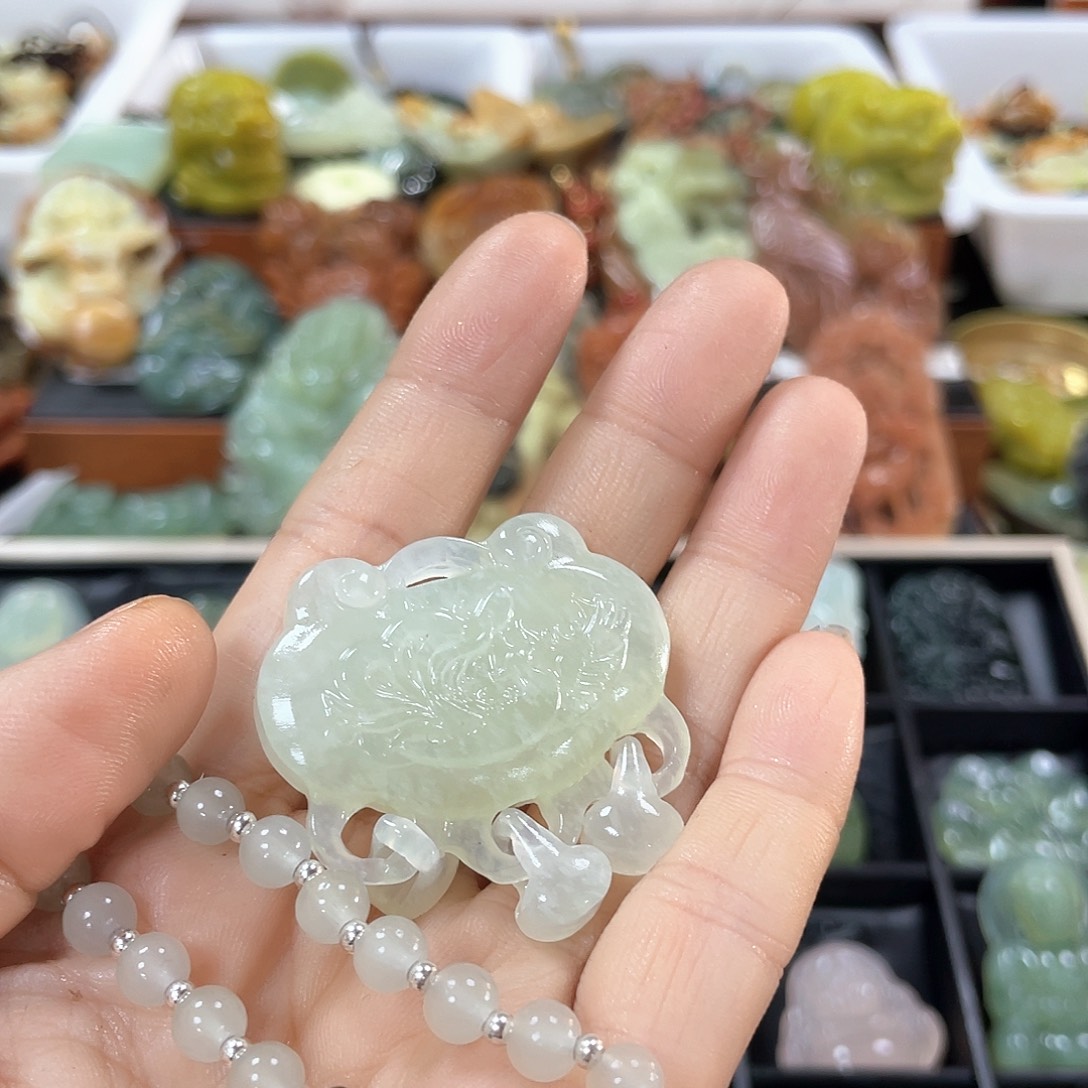 蛇纹石玉颈饰未镶嵌