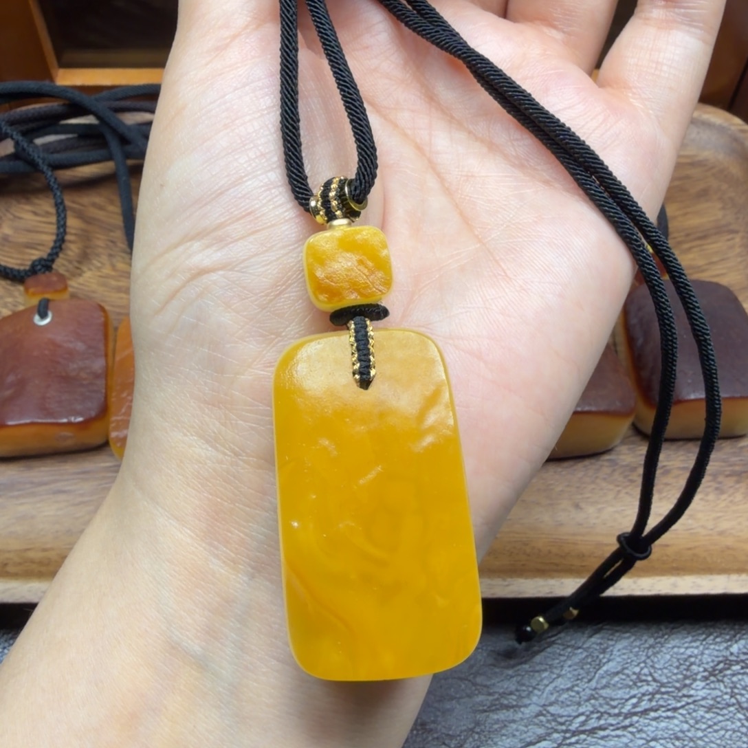 琥珀未镶嵌吊坠(赠链)