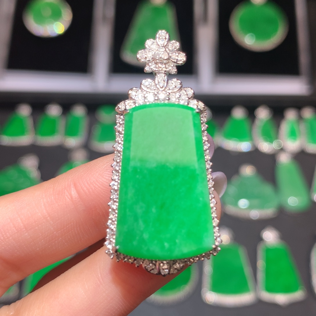 翡翠颈饰18K金镶嵌翡翠