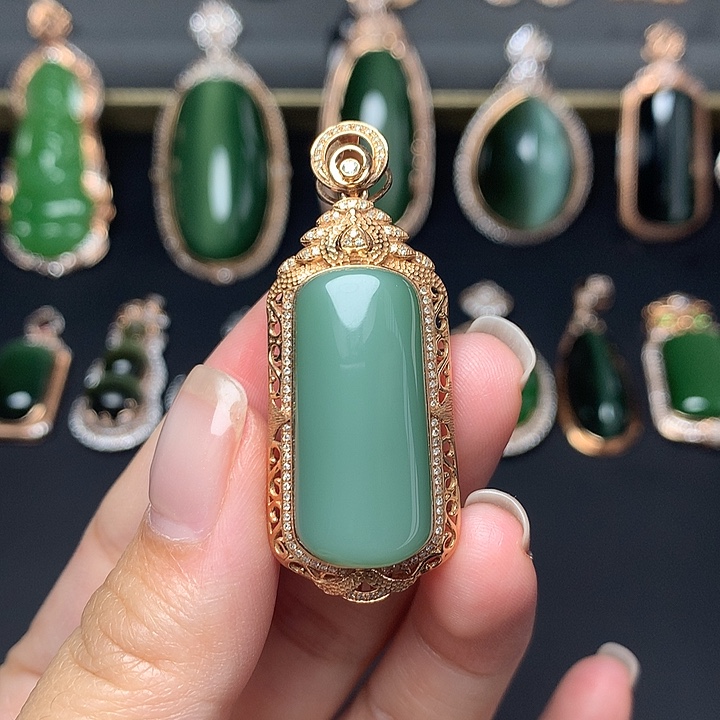 和田玉18K金镶嵌颈饰