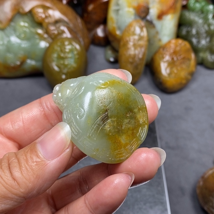 和田玉未镶嵌把件