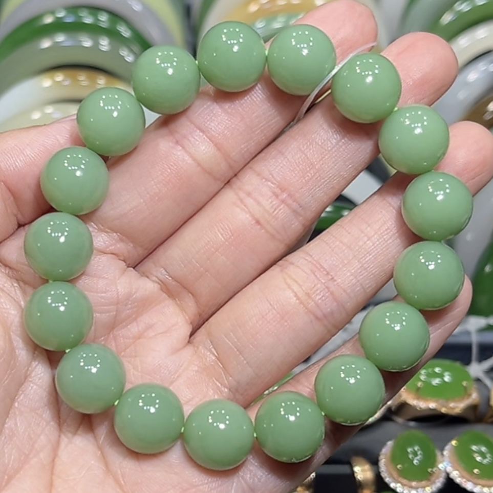 和田玉俄料碧玉夹层料粉绿手串12mm