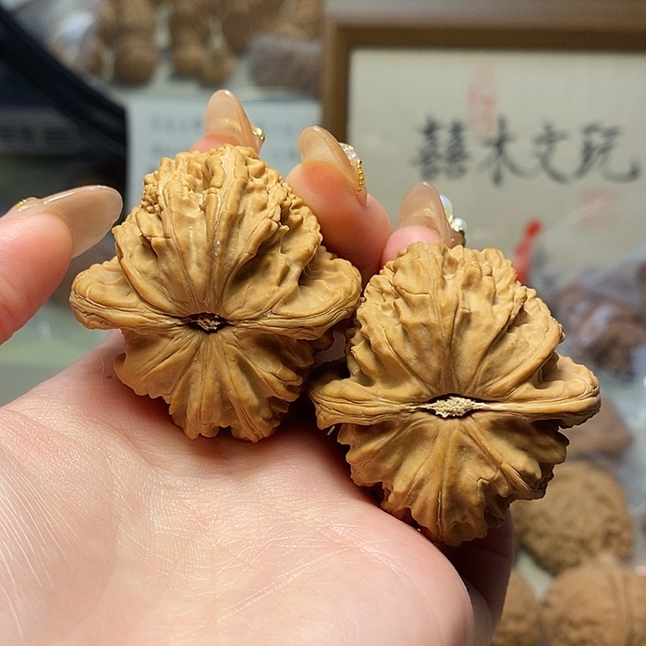 文玩核桃吊坠43白狮子