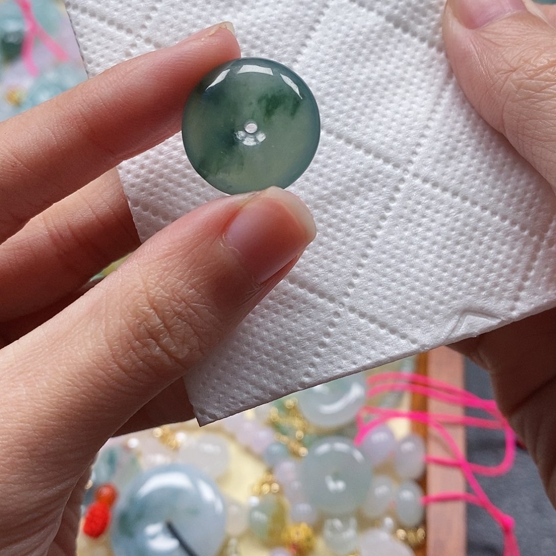 翡翠颈饰未镶嵌闪