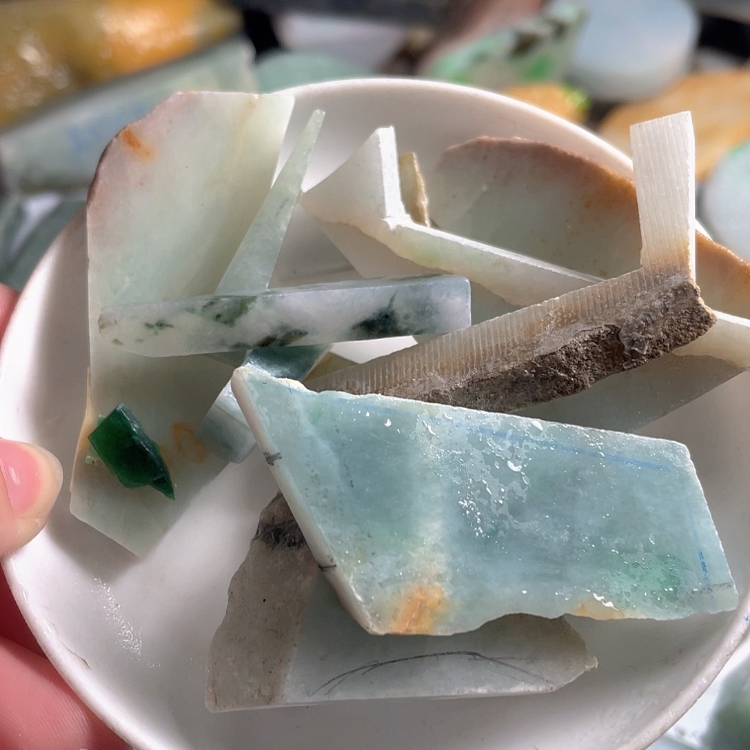 颈饰未镶嵌翡翠。