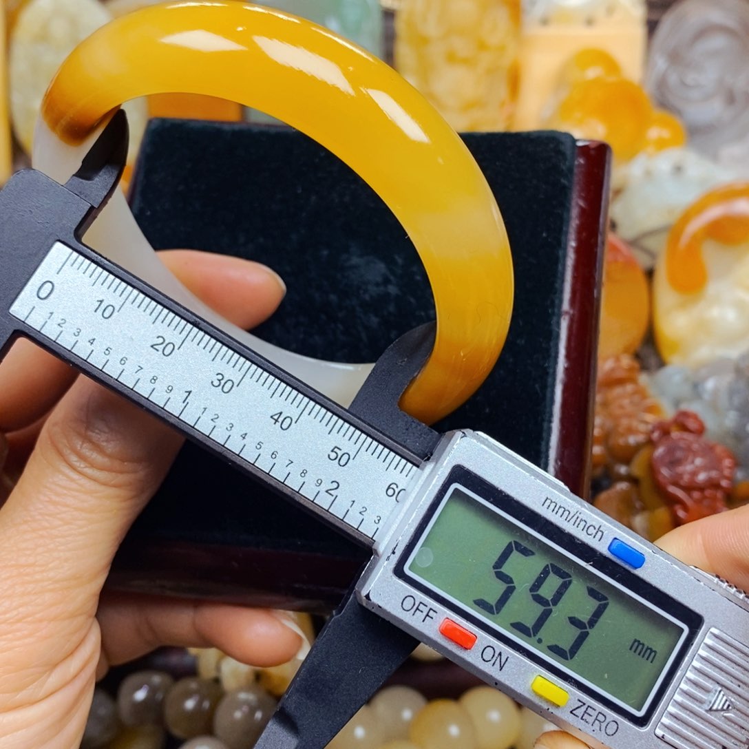 石英质玉（黄龙玉）未镶嵌颈饰