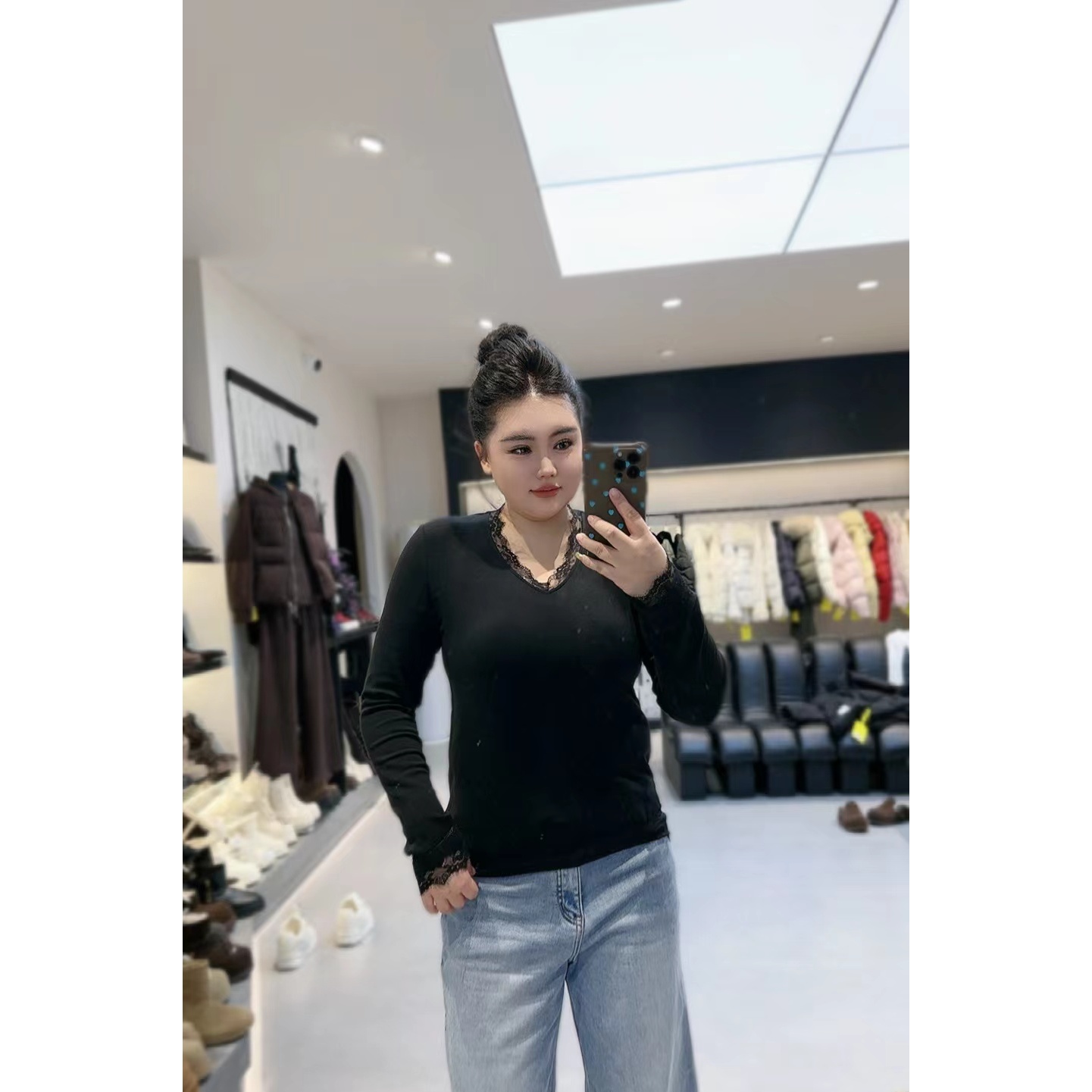 168欧韩集合店| 长袖T恤V领拼接蕾丝，修身遮肉时尚打底衫53357