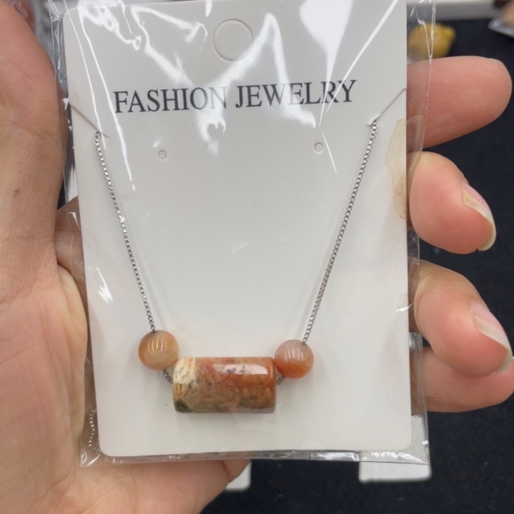 硅化珊瑚（珊瑚玉）颈饰合金