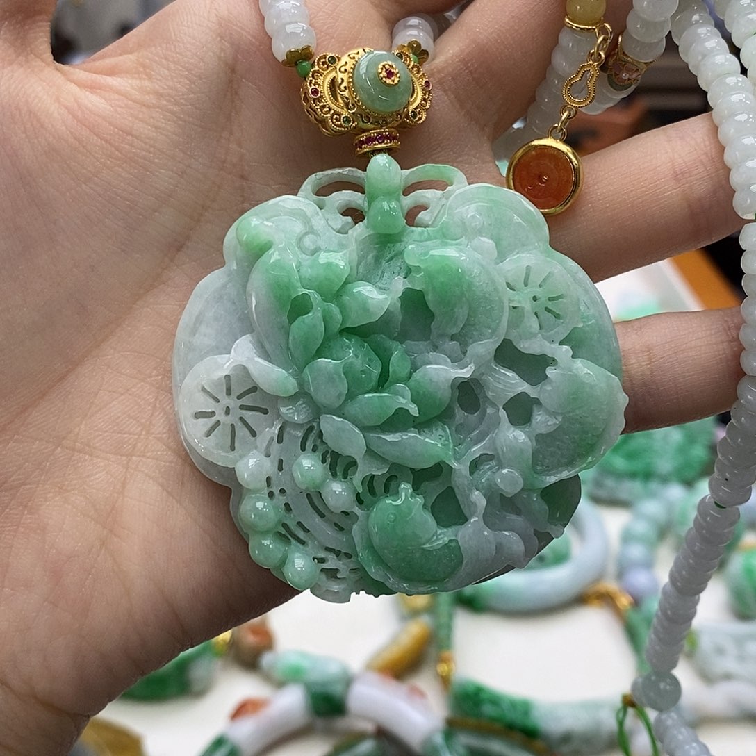 颈饰未镶嵌翡翠天然