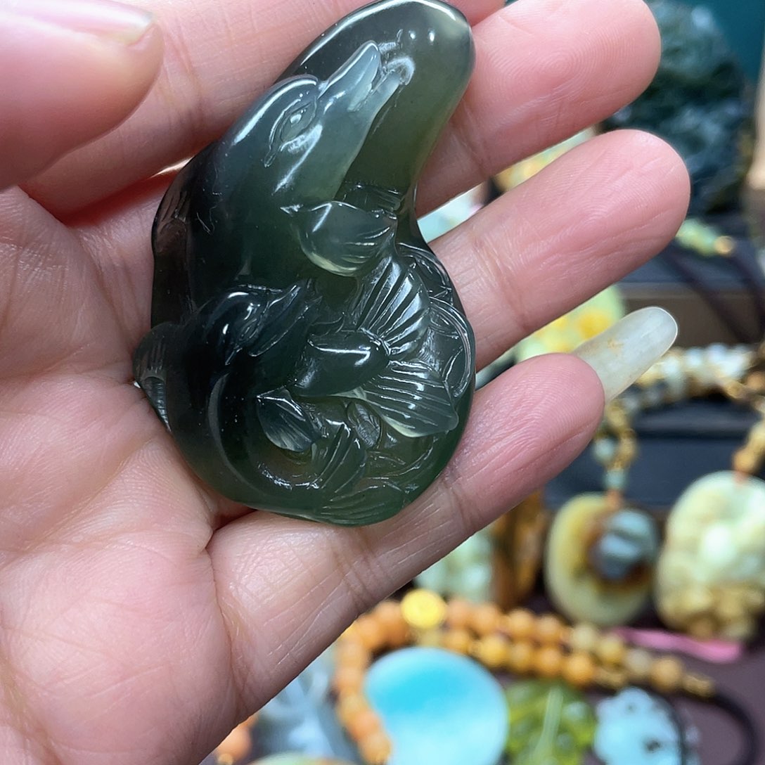 蛇纹石玉颈饰未镶嵌