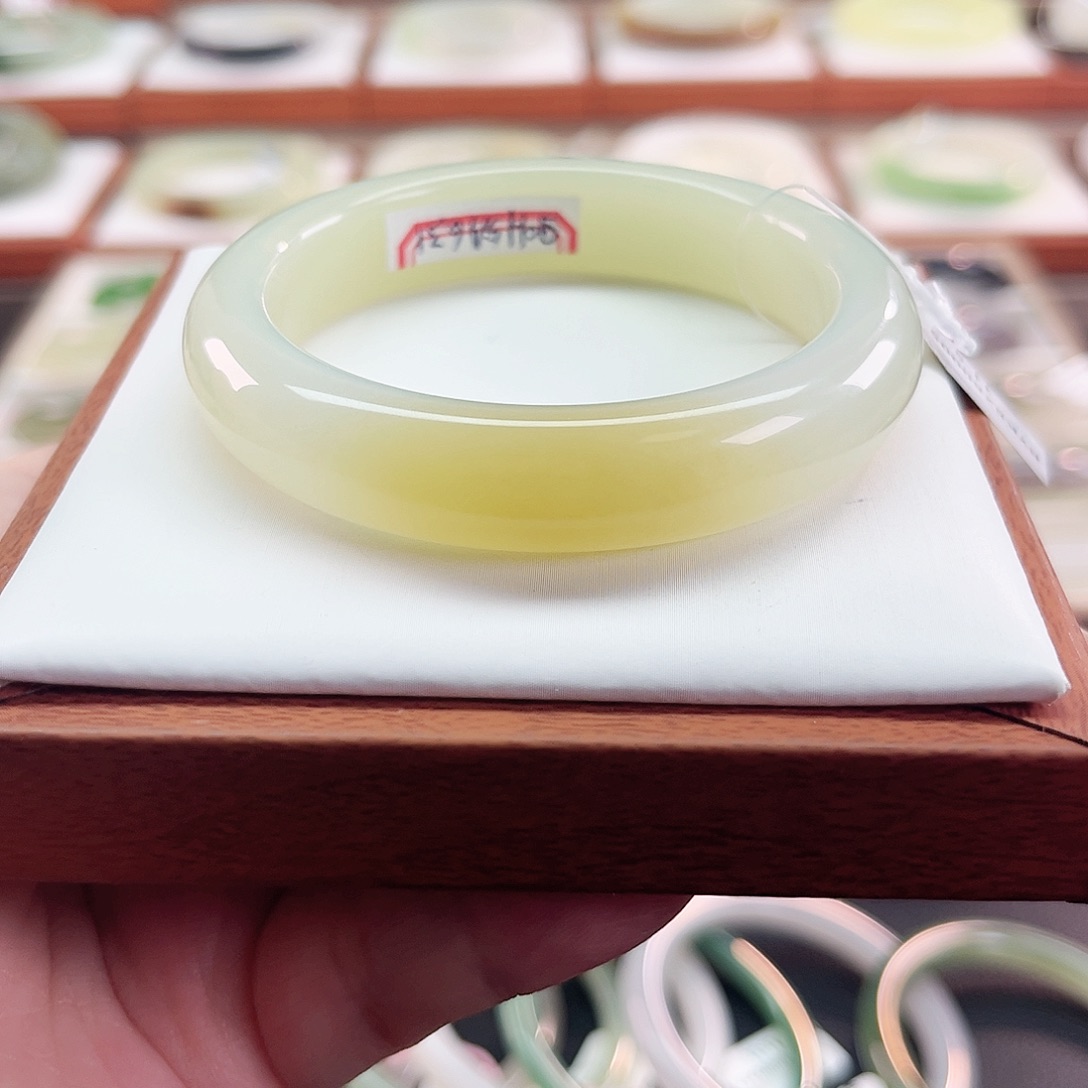 和田玉未镶嵌手镯