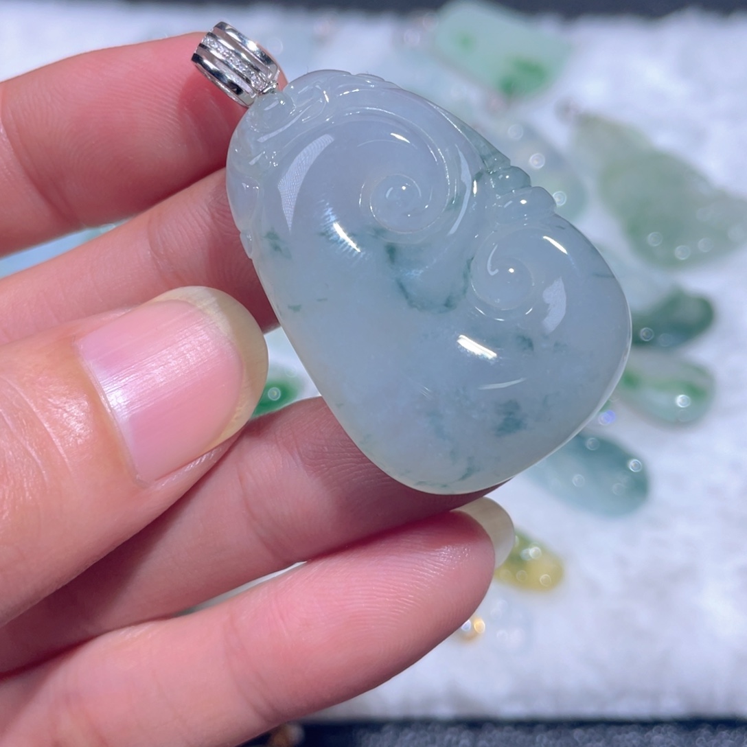 翡翠18K金镶嵌颈饰