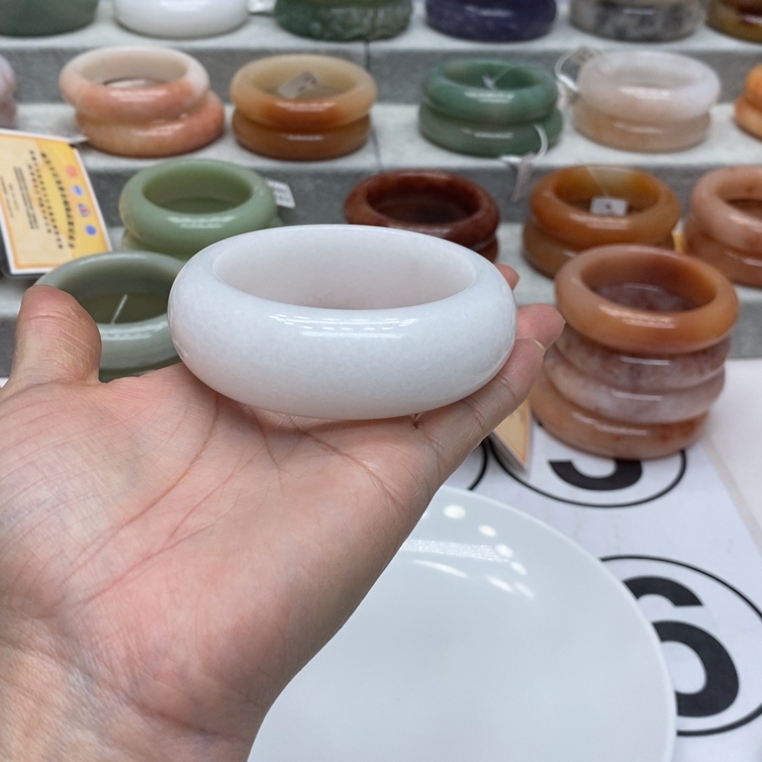 丽***石英质玉未镶嵌手镯