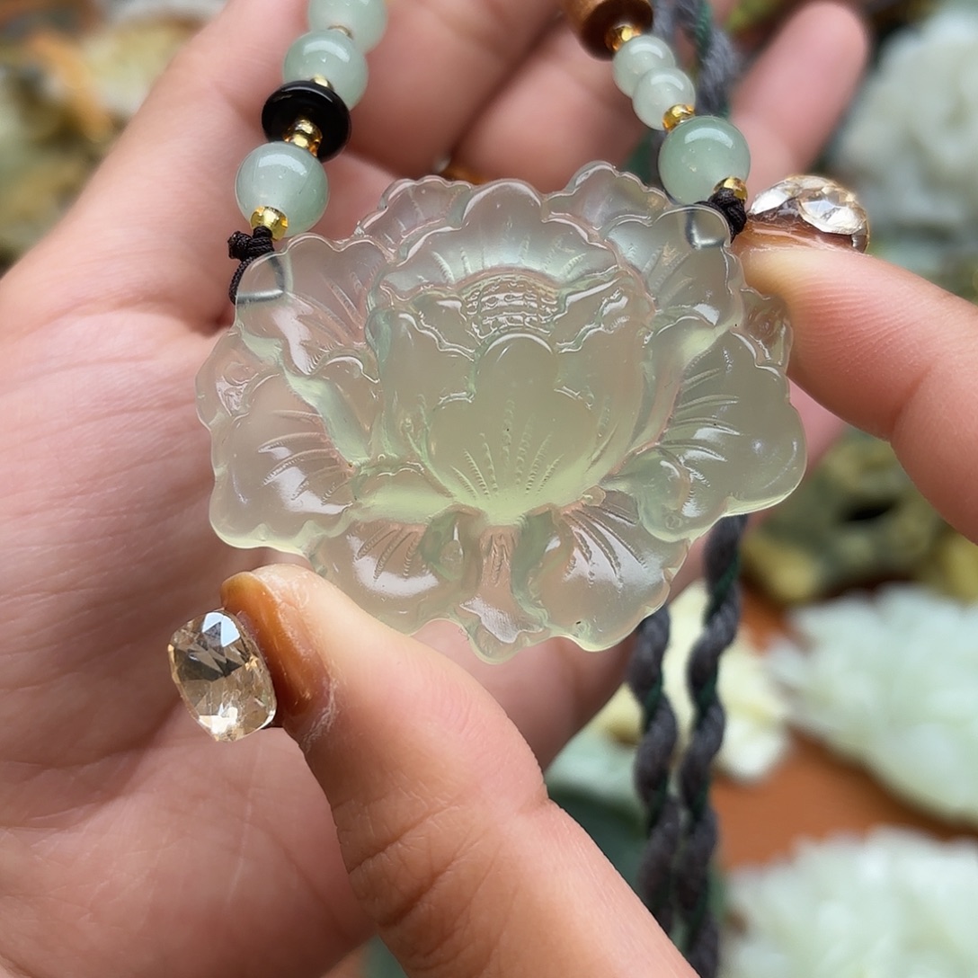 蛇纹石玉未镶嵌颈饰