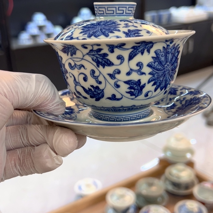 瓷片白青花缠枝莲