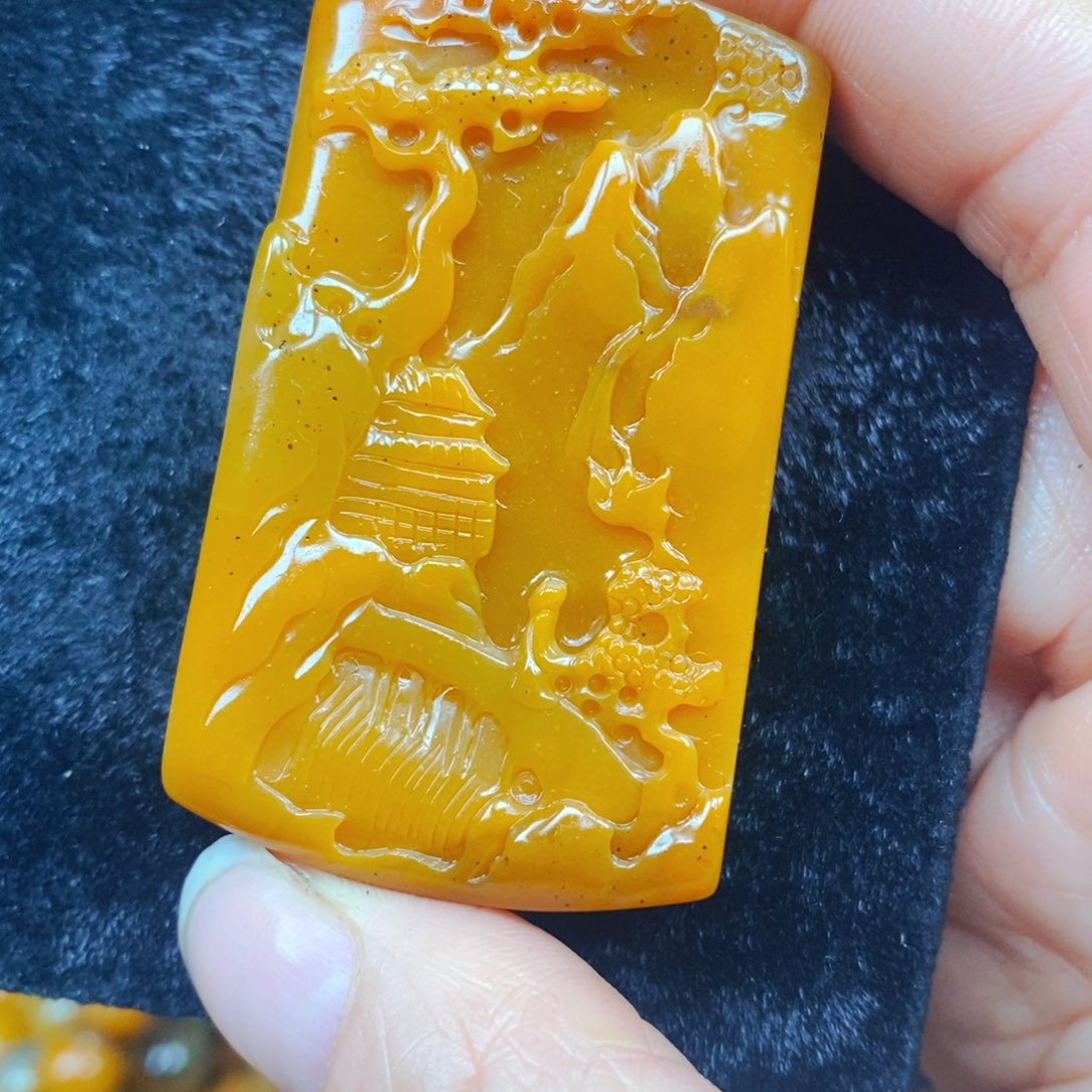 未镶嵌石英质玉（黄龙玉）颈饰